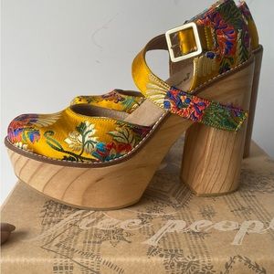 Boho Free People silk chinoiserie platform block heels with buckle strap💛💛